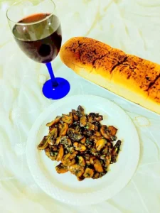 Buttery Mushroom with Red Wine Sauce and Garlic bread